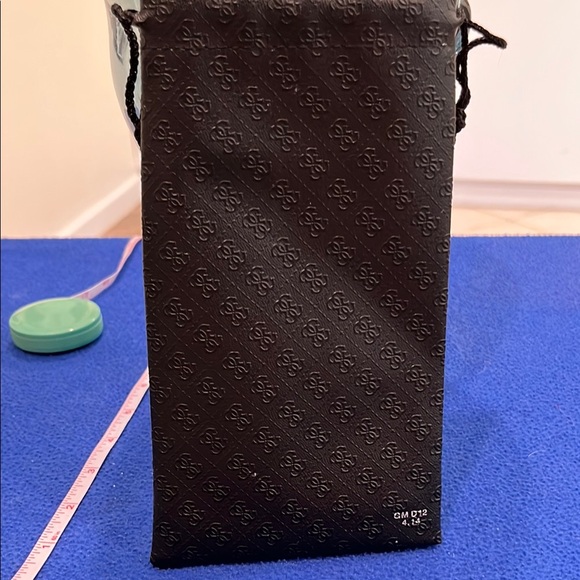 Guess Brown Tortoise and Gold Sunglasses with Vinyl Drawstring Guess Pouch 1-259 - Picture 10 of 16